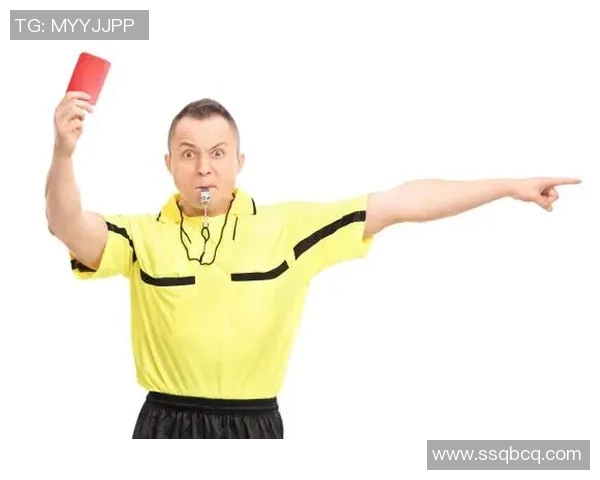 球星因裁判判罚不公而愤怒表达情绪的瞬间图解析